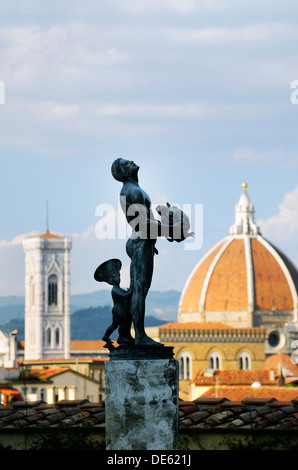 Bronze-Statue in den Boboli-Gärten des Palazzo Pitti Florenz, Italien. Campanile und Kuppel der Duomo Kathedrale hinter Stockfoto