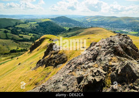 Nahe dem Gipfel des Caer Caradoc, Shropshire, Blick nach Süden über die Hügel Stretton, Kirche Stretton und Long Mynd Stockfoto