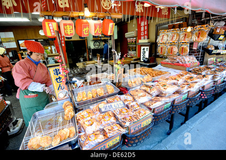 Ein Geschäft in Narita, Japan, Reis-Cracker (Senbei) zu verkaufen. Stockfoto