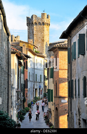 Montalcino, antiken Hügel Stadt Heimat des Brunello di Montalcino Wein. Toskana, Italien. Die Festungsturm erhebt sich über Via Ricasoli Stockfoto