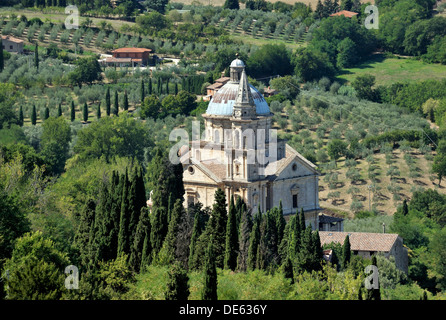 16 C Tempio di San Biagio. Hohe Renaissance-Kirche von Sangallo. Gesehen von den Wänden des Montepulciano, Toskana, Italien Stockfoto