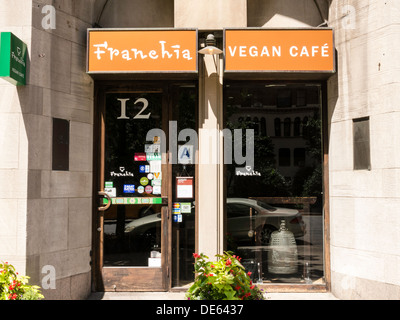 Frontscheibe und Eingang der Franchia veganes Restaurant, NYC, USA Stockfoto