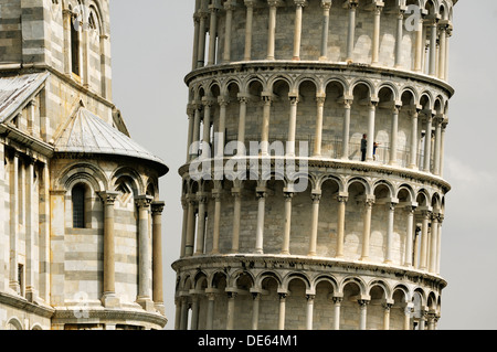 Der schiefe Turm von Pisa-Winkel vom südlichen Querschiff des Doms in die Piazza dei Miracoli, Pisa, Toskana, Italien Stockfoto