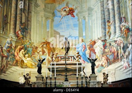 Die Kirche Santissima Annunziata, Siena, Toskana, Italien. Teil des Komplexes von Santa Maria Della Scala. Altar und Apsis Fresken Stockfoto