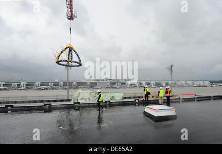 Journalisten stehen auf dem Dach der Baustelle der Erweiterung Gebäude des Terminal 2 am Flughafen in München, Deutschland, 12. September 2013. Foto: ANDREAS GEBERT Stockfoto