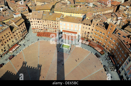 Siena, Toskana, Italien. Ansicht von Touristen auf dem mittelalterlichen Hauptplatz Piazza del Campo von der Spitze des Torre del Mangia Stockfoto