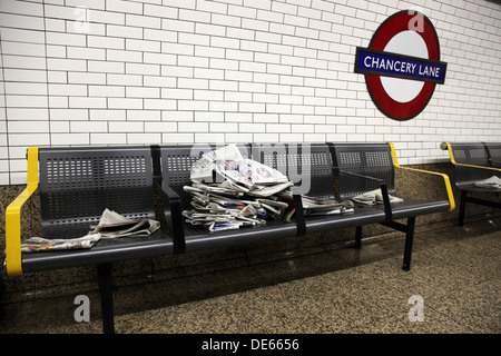 Kostenlose Zeitungen gedumpten auf einer Bank am Chancery Lane u-Bahnstation Stockfoto