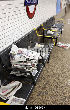 Kostenlose Zeitungen gedumpten auf einer Bank am Chancery Lane u-Bahnstation Stockfoto