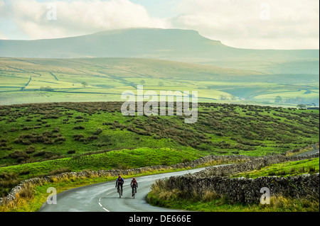 Radfahrer in Ribblesdale in der Yorkshire Dales National Park mit Pen-y-Gent hinter Stockfoto