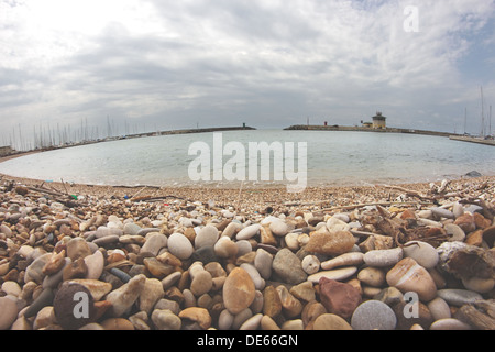 Fischaugen-Blick auf den touristischen Hafen in Fiumicino, Rom, Italien Stockfoto