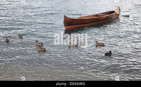 kleines Boot festmachen am Lago Maggiore, Italien Stockfoto