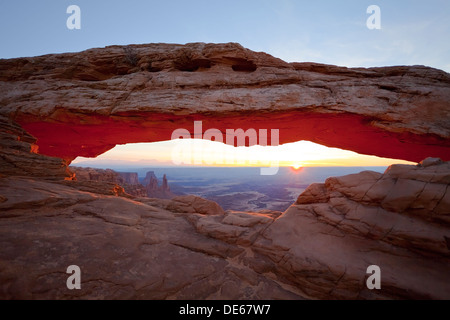 Sunrise, gesehen durch die natürliche Öffnung von der Mesa Arch, Utah, Vereinigte Staaten von Amerika Stockfoto