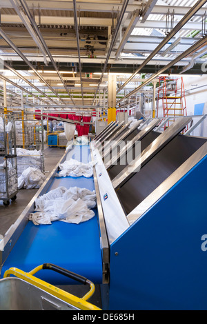 Eines der vielen Waschmaschinen als Teil einer industriellen Maßstab Waschsalon Anlage innerhalb eines ihrer Majestät Gefängnissen eingesetzt. Stockfoto