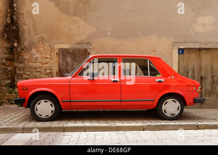 Pazin, Kroatien, parkte eine rote Zastava 101 GTL 55 am Straßenrand in Pazin Stockfoto