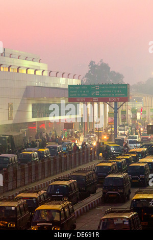 Indien, Uttar Pradesh, New Delhi Railway Station, Chelmsford Road Eingang im Morgengrauen Stockfoto