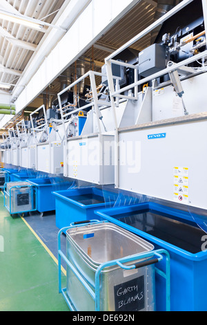 Eines der vielen Waschmaschinen als Teil einer industriellen Maßstab Waschsalon Anlage innerhalb eines ihrer Majestät Gefängnissen eingesetzt. Stockfoto