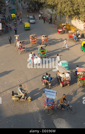 Indien, Uttar Pradesh, Delhi, Fahrzeuge auf Straßen aus hohe Sicht Stockfoto