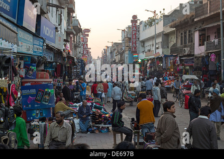Indien, Uttar Pradesh, Delhi, typische Straßenszene in der Nähe von New Delhi Railway Station im Stadtteil Paharganj Stockfoto