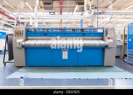Eines der vielen Waschmaschinen als Teil einer industriellen Maßstab Waschsalon Anlage innerhalb eines ihrer Majestät Gefängnissen eingesetzt. Stockfoto