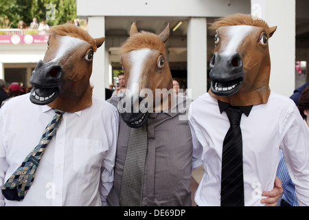 Paris, Frankreich, haben Besucher auf der Rennbahn Longchamp als Pferde verkleidet Stockfoto