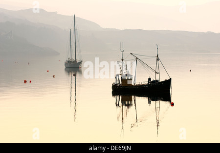 Yacht und Küstenfischerei Boot vor Anker am Loch Broom in Ullapool, Highland Region Nordwest-Schottland, Großbritannien. Dawn Dunst Stockfoto