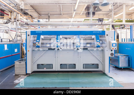 Eines der vielen Waschmaschinen als Teil einer industriellen Maßstab Waschsalon Anlage innerhalb eines ihrer Majestät Gefängnissen eingesetzt. Stockfoto