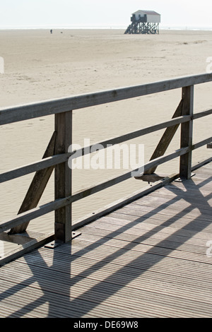 Sankt Peter-Ording, Deutschland, Pfahlbauten und Holzstege am Strand von St. Peter-Ording Stockfoto