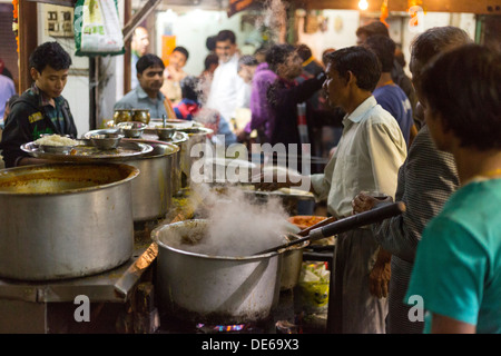 Indien, Uttar Pradesh, Neu-Delhi typische Fertiggerichte Abendstimmung im Stadtteil Paharganj Stockfoto