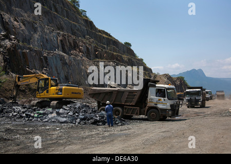Golderz verladen auf LKW für den Transport zu einer Aufbereitungsanlage Stockfoto