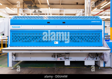 Eines der vielen Waschmaschinen als Teil einer industriellen Maßstab Waschsalon Anlage innerhalb eines ihrer Majestät Gefängnissen eingesetzt. Stockfoto