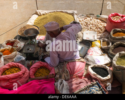 Indien, Rajasthan, Jaipur, Straßenhändler verkaufen verschiedene getrocknete Lebensmittel Stockfoto