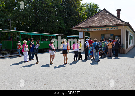 Touristen auf dem Chiemsee-Bahn Bahnhof an einem Sommertag, Prien Chiemgau Upper Bavaria Germany Stockfoto