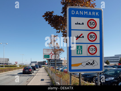 Verkehr und Straßenverkehr handeln Angaben beim Eintritt in den dänischen Straßen vom Flughafen Kopenhagen in Dänemark. Stockfoto