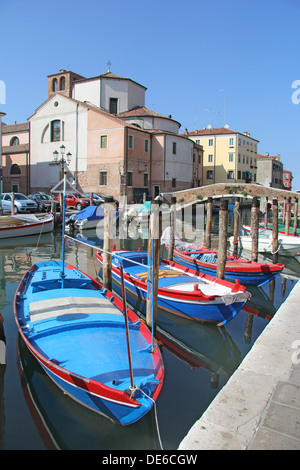 drei blaue Holzboote im Kanal Chioggia, Italien Stockfoto