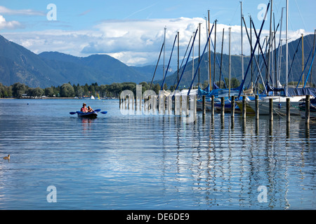 Kanu auf See in einem kleinen Yachthafen, Hafen, Chiemsee Chiemgau, Upper Bavaria Germany Stockfoto