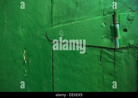 Nahaufnahme des Scharniers auf einer alten Holztür Stockfoto