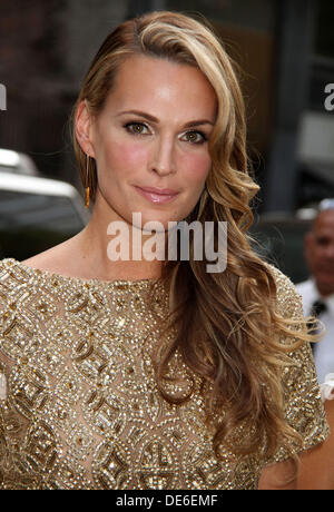 New York, USA. 11. September 2013. Schauspielerin/Model MOLLY SIMS besucht die Marchesa Frühjahr 2014 Modenschau statt an der New York Public Library. Nancy Kaszerman/ZUMAPRESS.com/Alamy © Live-Nachrichten Stockfoto