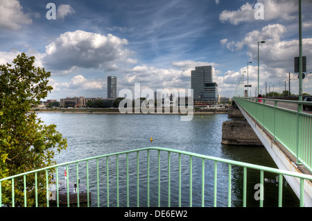 Am Rheinufer in Köln, neben der Deutzer Brücke Stockfoto