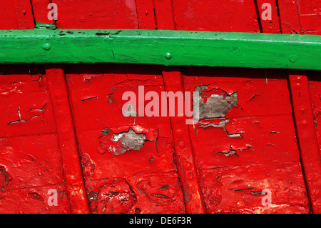 Nahaufnahme der Innenraum des alten Boot mit gechipt und rissige Holz Stockfoto