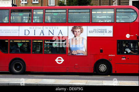 London, UK. 12. September 2013. Werbung für den neuen Film "Diana", die nächste Woche eröffnet hat in London begonnen. Diese Riesenposter dominiert von der Seite des einen kultigen roten Doppeldecker-Bus. Die Biopic, mit Naomi Watts als dem Untergang geweihten Royal West End Premiere vor einer Woche hatte und wird in Kürze auf allgemeine Freigabe. Bildnachweis: Jeffrey Blackler/Alamy Live-Nachrichten Stockfoto