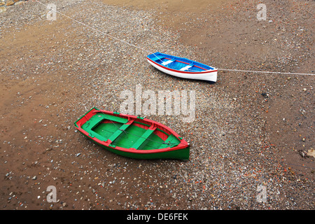 hölzerne Fischerboote auf Sand wegen Ebbe gestrandet Stockfoto