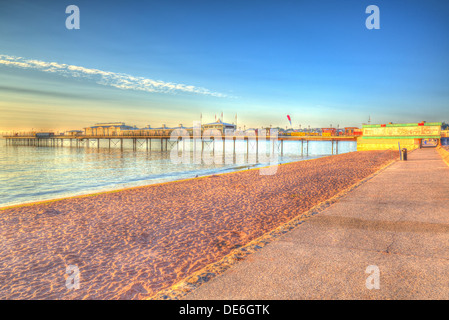 Paignton Pier und sandigen Strand Torbay Devon England in HDR mit blauem Himmel, in der Nähe von touristischen Destinationen von Torquay und Brixham Stockfoto