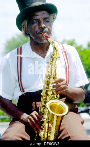 New Orleans, Louisiana, USA. Street jazz-Musiker mit goldenen Saxophon als Straßenmusikant in Jackson Square Stockfoto