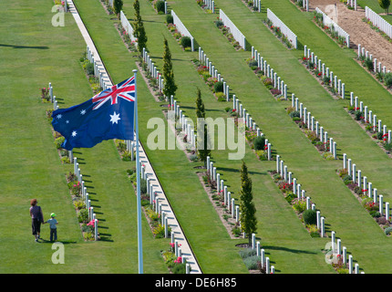 Menschen zu Fuß vorbei an Grabsteine in australischen Villers-Bretonneux Militärfriedhof, Somme, Frankreich Stockfoto