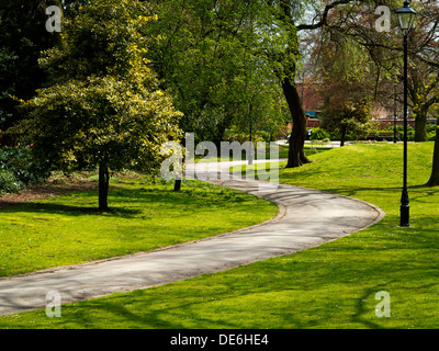 Weg durch Derby Arboretum in Derby Stadt Centre England UK eine der ersten öffentlichen parks in Großbritannien und eröffnet im Jahr 1840 Stockfoto