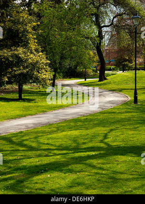 Weg durch Derby Arboretum in Derby Stadt Centre England UK eine der ersten öffentlichen parks in Großbritannien und eröffnet im Jahr 1840 Stockfoto