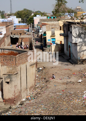 Indien, Uttar Pradesh, Agra, typische Gehäuse und Straße Wurf Stockfoto