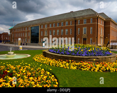 Bunte Blumenbeete vor dem Hauptsitz der Derby Stadtrat Derbyshire England UK Stockfoto