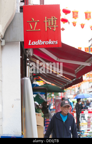 Ladbrokes Buchmacher auf sowohl auf Englisch als auch auf chinesische Schriftzeichen, Gerrard Street in Chinatown, Soho, West End, London, England UK Stockfoto