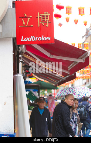 Ladbrokes Buchmacher auf sowohl auf Englisch als auch auf chinesische Schriftzeichen, Gerrard Street in Chinatown, Soho, West End, London, England UK Stockfoto